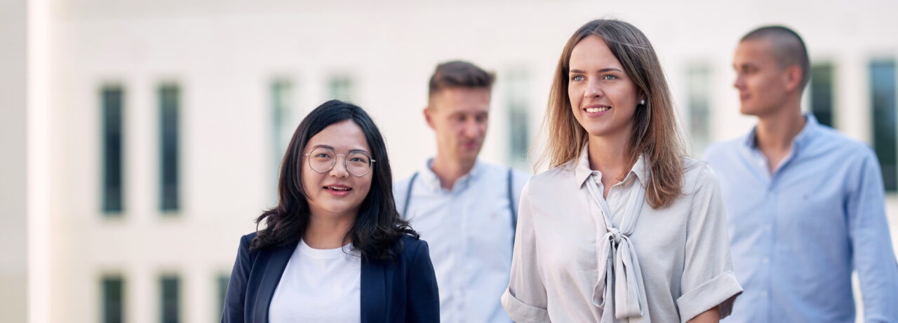 studentinnen in einer Gruppe auf dem HHL campus